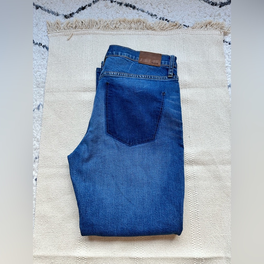 Madewell Cruiser Straight Jeans. Size 31. Medium-darker blue.
